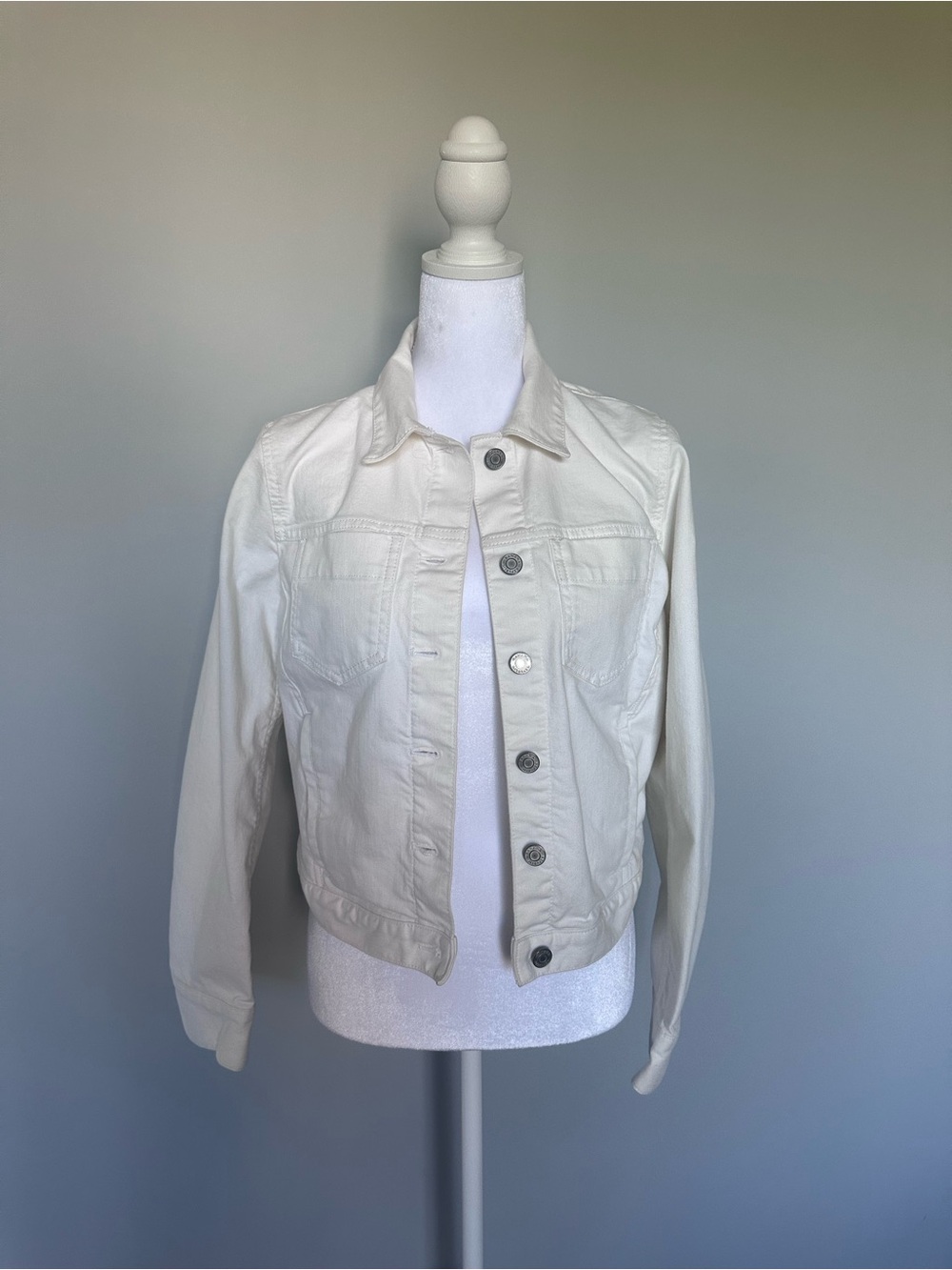 Banana Republic off White Denim Jacket - Classic Button Front. Size Small. - Picture 3 of 7